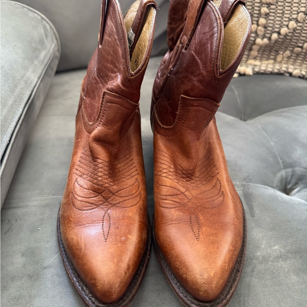 Frye  Billy Short 8.5 Cowboy Boots - Color Cognac- EUC